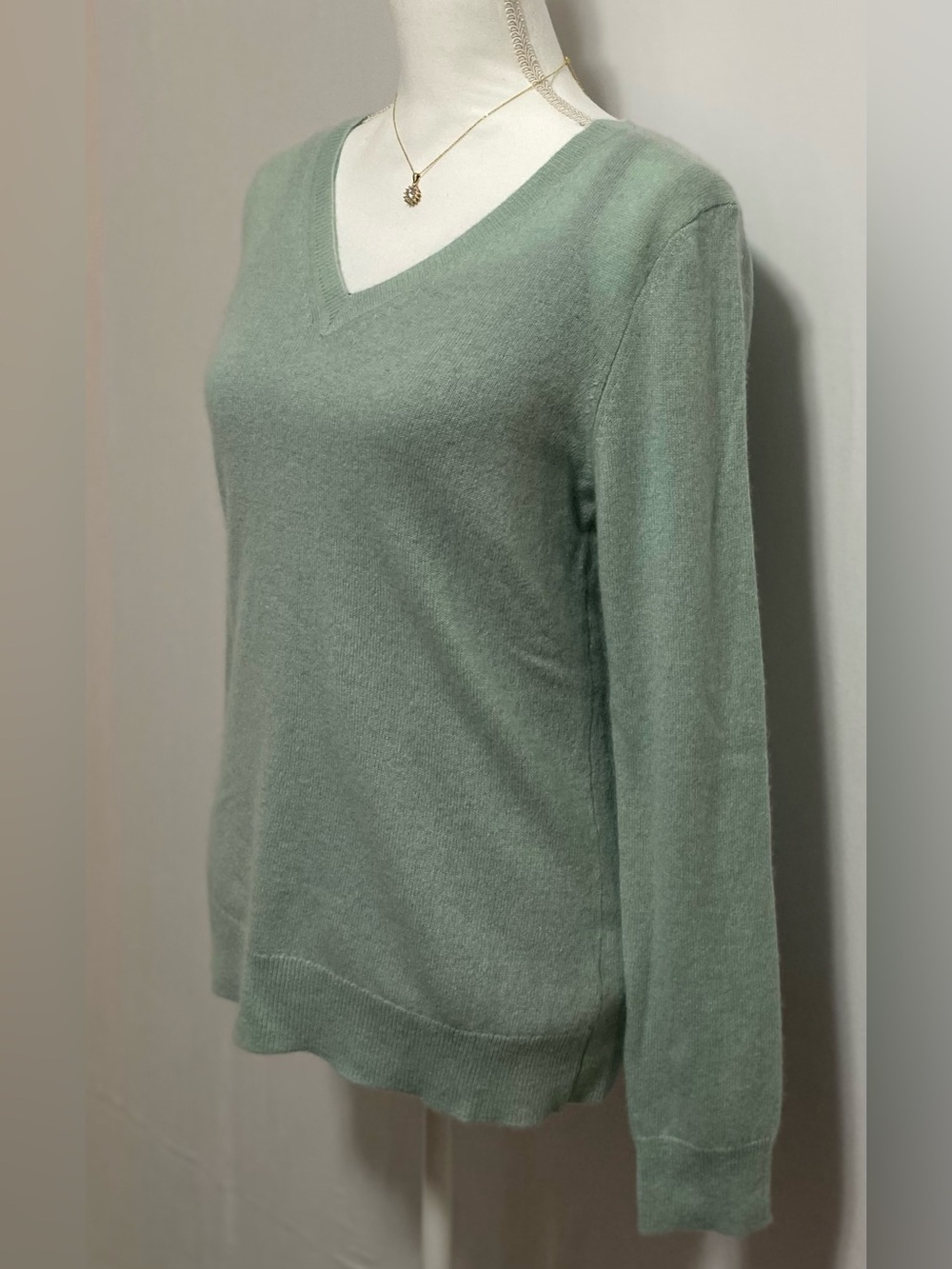 Tahari 100% Cashmere V-Neck Sweater in Soft Blue